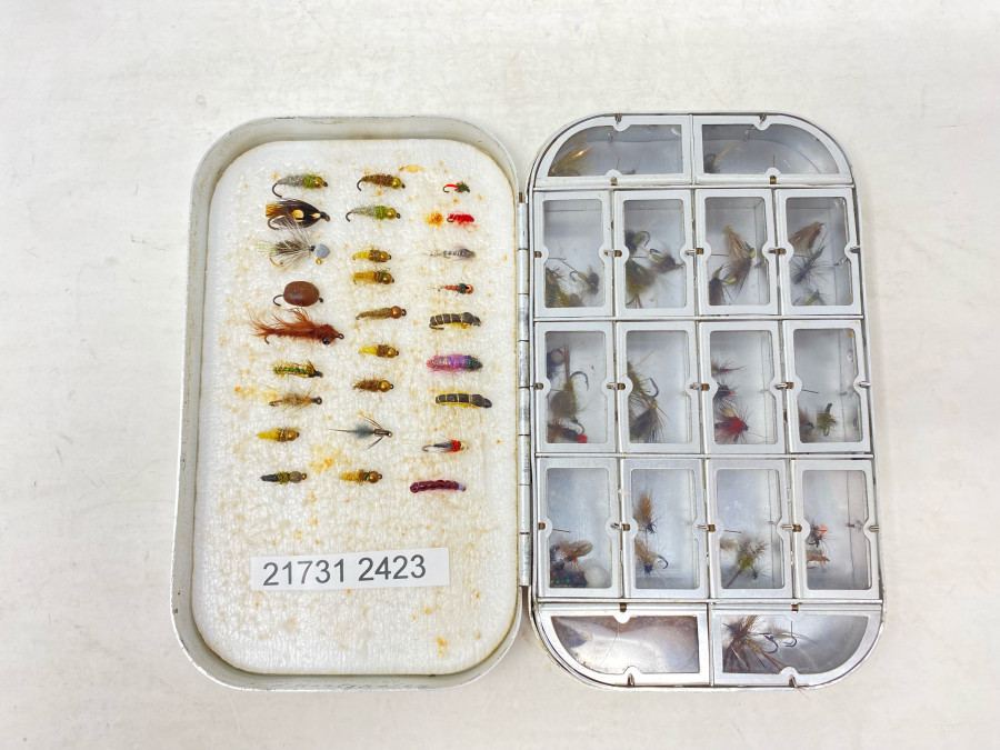 Wheatley Fliegenbox, mit schöner Gravur, 27 Nymphen und 45 Trockenfliegen, ordentliche Qualität, für Forellen und Äschen, gebunden von Udo Hildebrandt