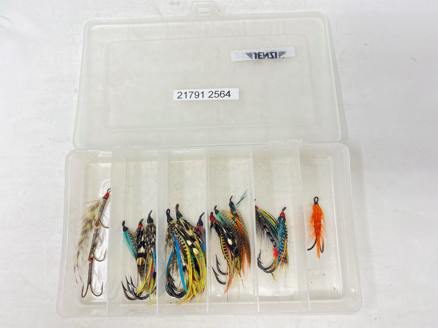 Kunststoffbox mit 13 am Alta gefischten Lachsfliegen