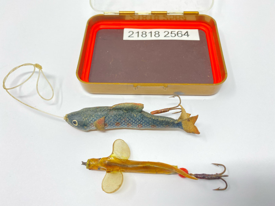 1 altes Fischchen aus Leder und 1 Devon