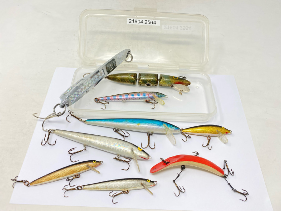 9 Köder: Alter Holzwobbler, 135mm, Wobbler rot/weiß 9cm, ABU Killer schwarz/silber 13cm, ABU Killer schwarz/blau/weiß 13cm, Rapala Floater 11cm Regenbogenforelle, 2 Original Rapala Wobbler 9cm, Rapala Wobbler 7cm und 1 Pilker 125 Gramm von Balzer