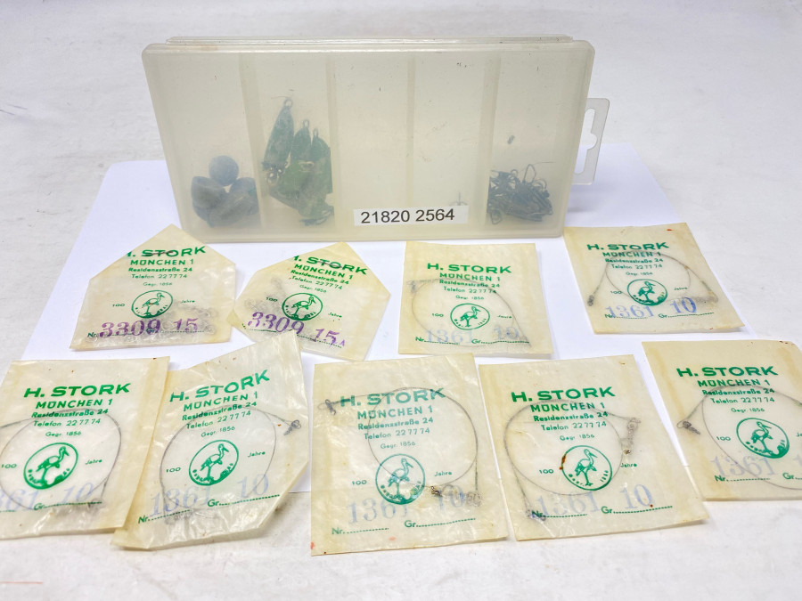 Kunststoffbox mit Bleiköpfen, Bodenblei, Wirbel, 7 Päckchen Stahlvorfach in H. Stork Tüte und 2 Päckchen mit Wirbel in H. Stork Tüte