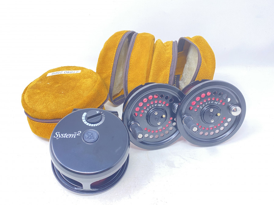 Lachsfliegenrolle, System 2, #10/11, Linkshand, 2 Reservespulen, jeweils Leder Rollentasche, Gebrauchsspuren