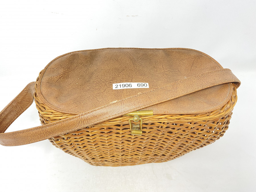 Kleiner Fischkorb, unten 210 x 100mm, oben 280 x 140mm, 200mm hoch, Kunstlederabdeckung und Riemen, guter Zustand