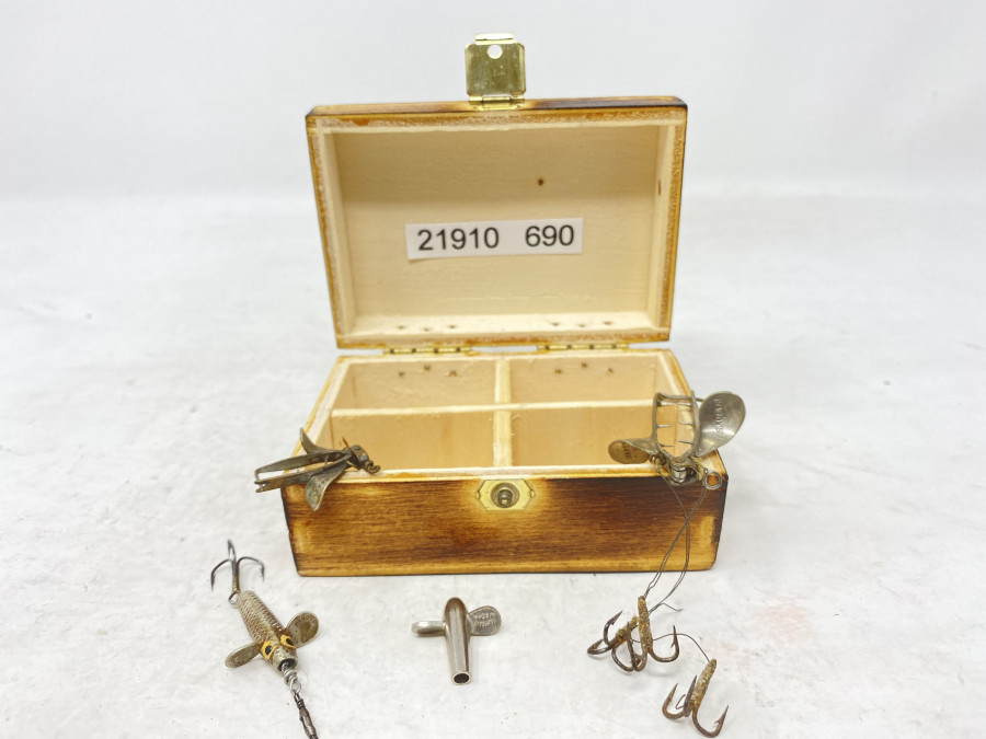 4 alte Hardy Köder bzw. Systeme, gemarkt, in kleiner Holzbox