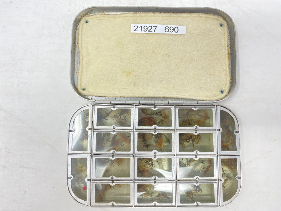Alu Fliegenbox, 16 Springdeckelfächer, im Deckel Filzeinlage, mit 90 Trocken- und Nassfliegen für Äsche und Forelle