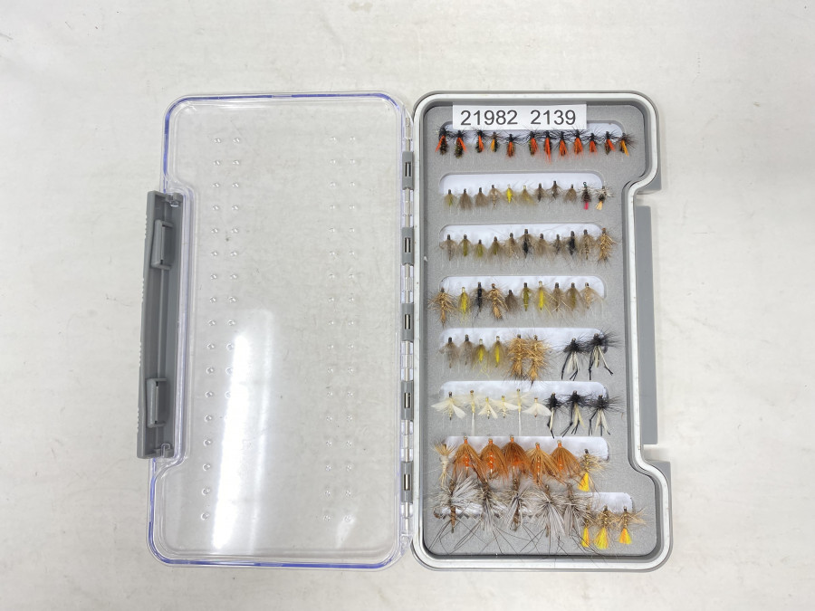 Kunststoff Fliegenbox, Schaumeinlage, mit 78 Trockenfliegen Grösse 14 - 20, für Äsche und Forelle, gute Qualität