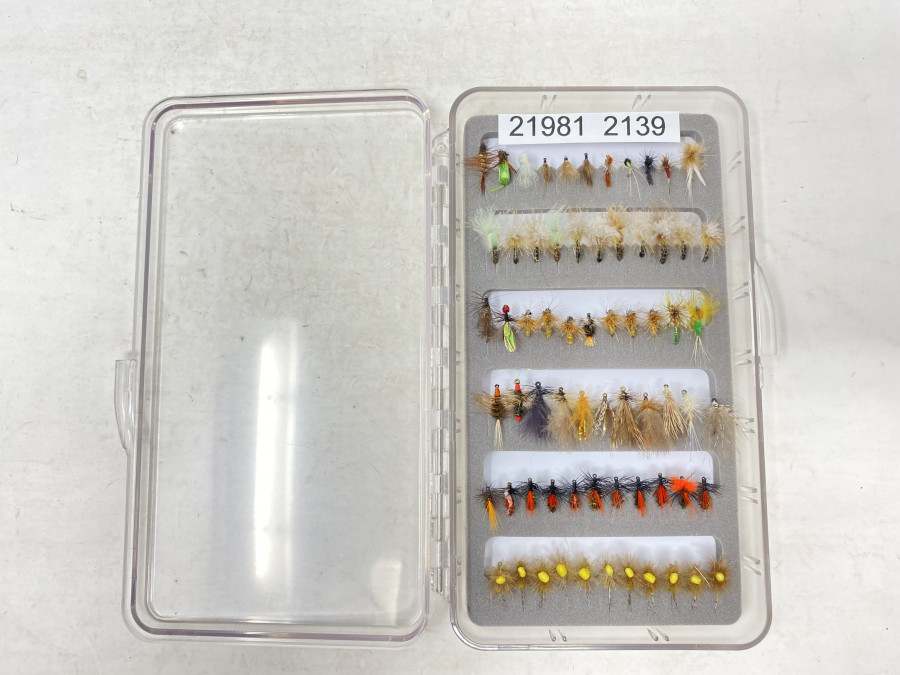 Kunststoff Fliegenbox, Schaumeinlage, 60 Trockenfliegen Grösse 14 - 20, für Äsche und Forelle, gute Qualität
