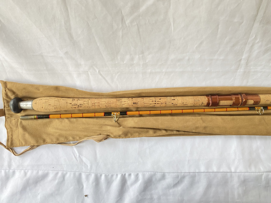 Gespliesste Karpfenrute, Allcocks "Superb Carp", 2tlg., 310cm, langer Korkgriff, Schiebe/Schraubrollenhalter, Futteral, sehr guter Zustand, Transportlänge 1,59m