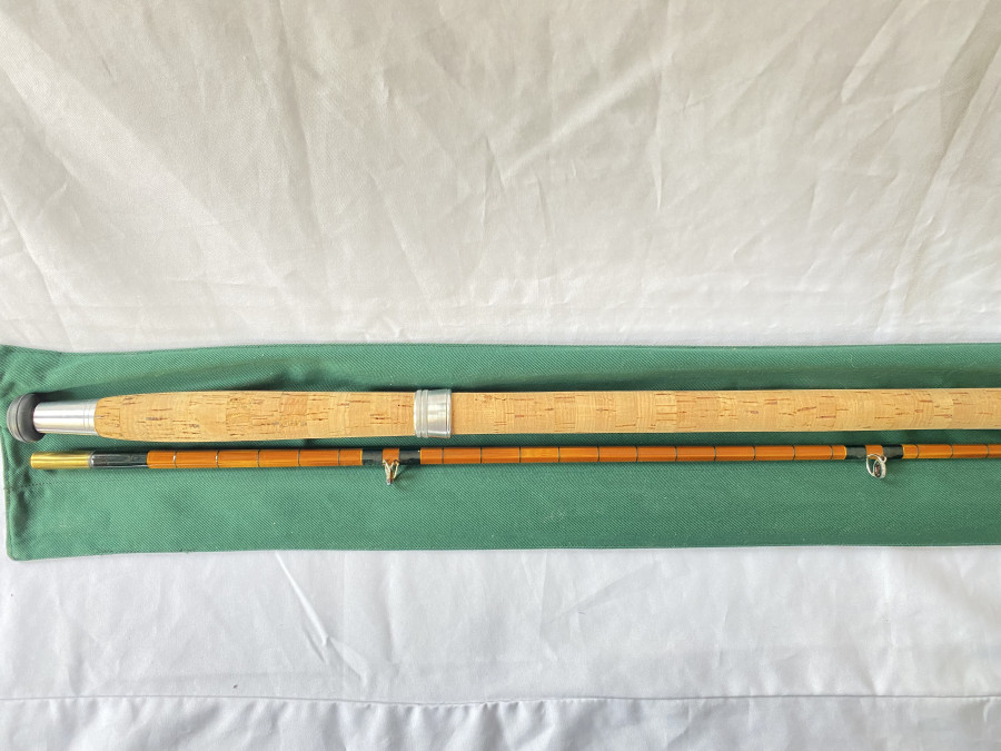 Gespliesste Angelrute, The Sturgeon Maker, diese Rute wurde von Paul Cock für den Störfang in Sonderanfertigung hergestellt, 2tlg., 340cm, Achatringe, langer Korkgriff, Schieberinge, Futteral, neu, Transportlänge 1760mm. Eine ganz seltene Rute in sehr guten Zustand