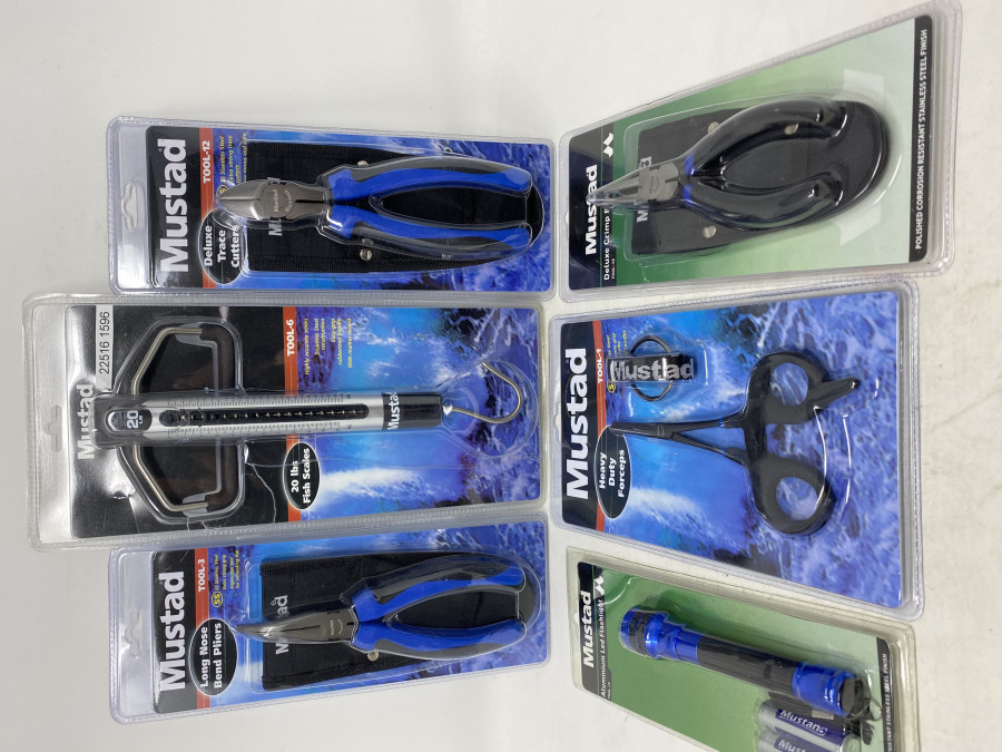 Mustad Werkzeugsortiment: LED Lampe, Sprengringzange, Hakenlösezange, Zange geschränkt, Seitenschneider, Fischwaage, neu