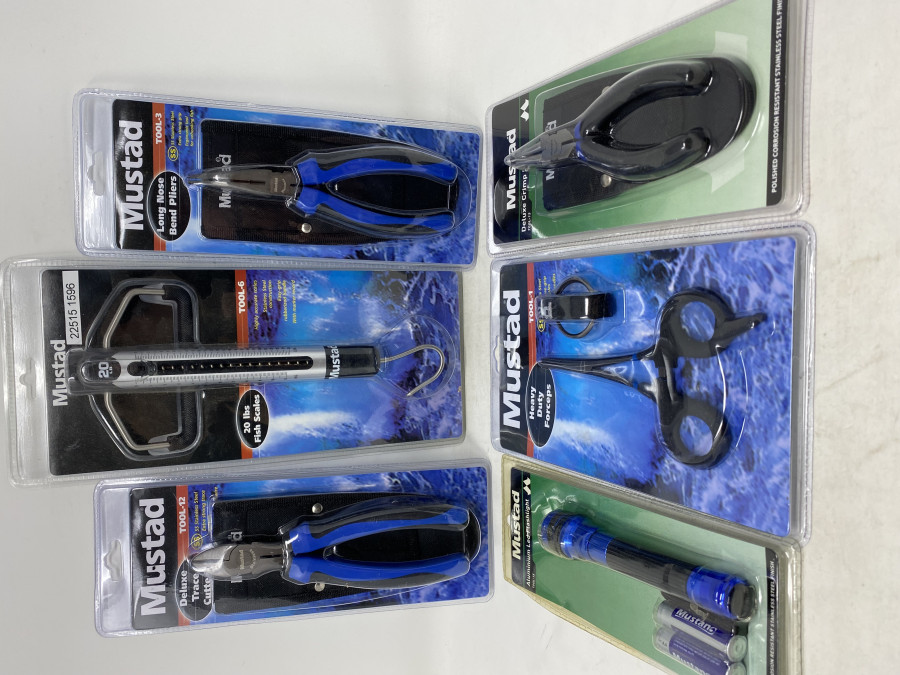 Mustad Werkzeugsortiment: LED Lampe, Sprengringzange, Hakenlösezange, Zange geschränkt, Seitenschneider, Fischwaage, neu