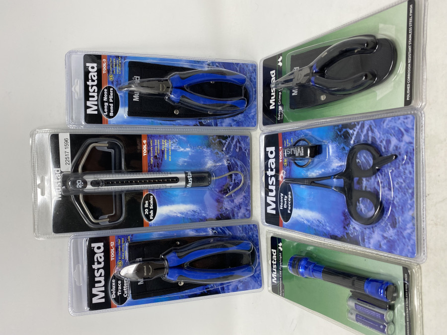 Mustad Werkzeugsortiment: LED Lampe, Sprengringzanke, Hakenlösezange, Zange geschränkt, Seitenschneider, Fischwaage, neu