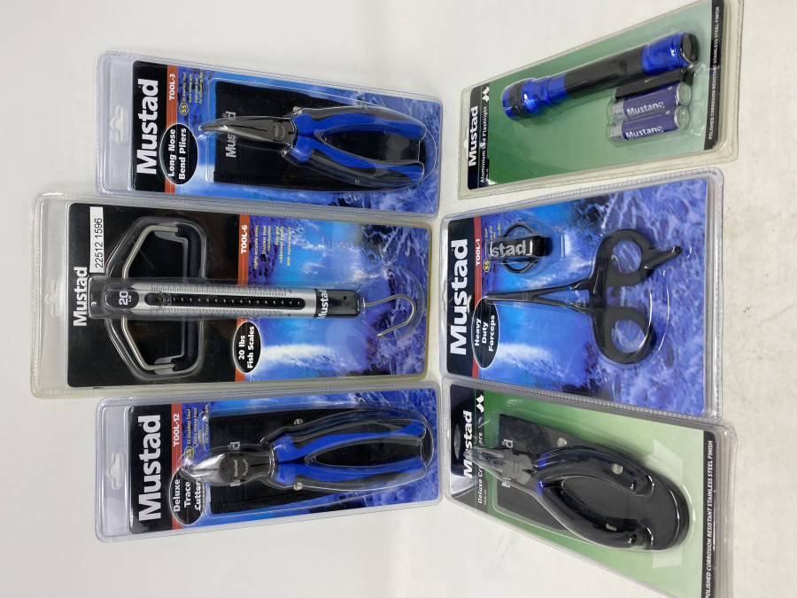 Mustad Werkzeugsortiment: LED Lampe, Sprengringzange, Hakenlösezange, Zange geschränkt, Seitenschneider, Fischwaage, neu