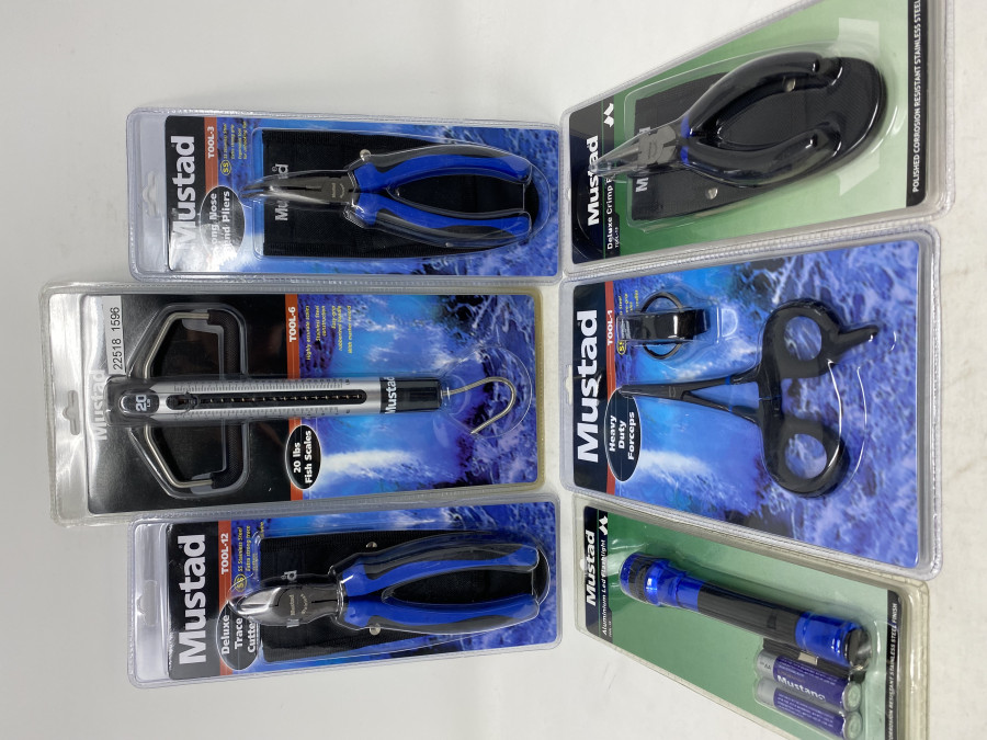 Mustad Werkzeugsortiment: LED Lampe, Sprengringzange, Hakenlösezange, Zange geschränkt, Seitenschneider, Fischwaage, neu