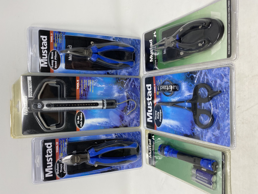 Mustad Werkzeugsortiment: LED Lampe, Sprengringzange, Hakenlösezange, Zange geschränkt, Seitenschneider, Fischwaage, neu