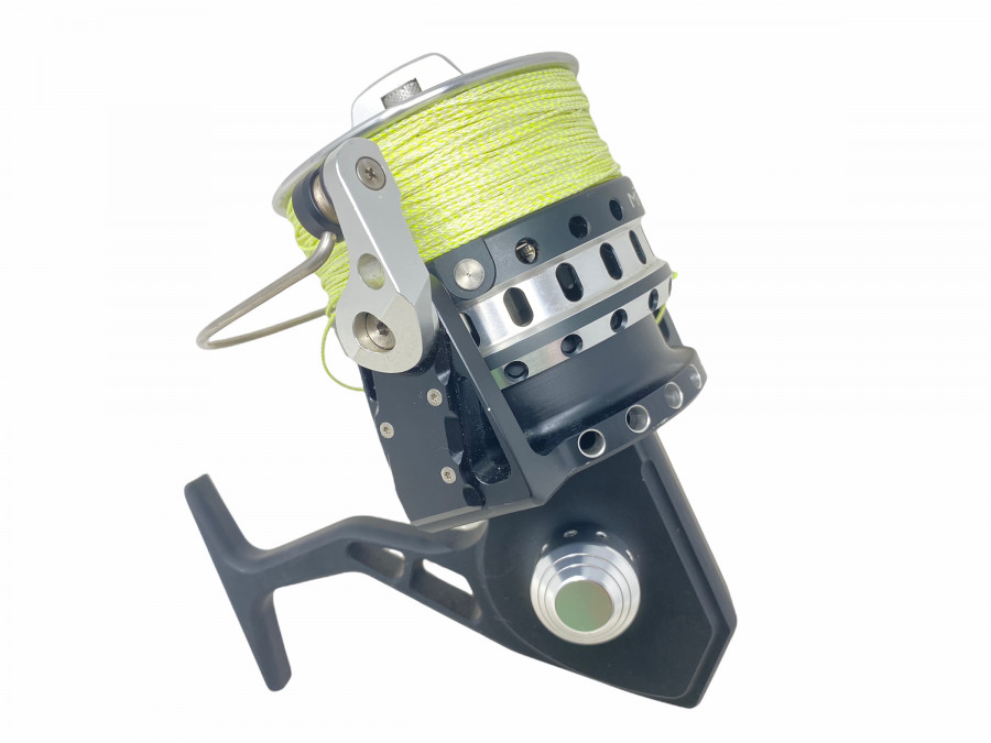 Stationärrolle, Mantikor Big Block 20000, 14+1 doppelgeschirmte Edelstahl High-Speed Präzisionskugellager, gehärtete rostfreie Marine Grade Titanium Stahl- Achse und Getrieberäder, Übersetzung 4 : 1, Schnureinzug 1,20m pro Kurbelumdrehung, Gewicht 1085 Gramm, mit ca. 400m geflochtener Schnur. Kompromisslos konstruiert für die Extremen des Fischens, leichte Gebrauchsspuren