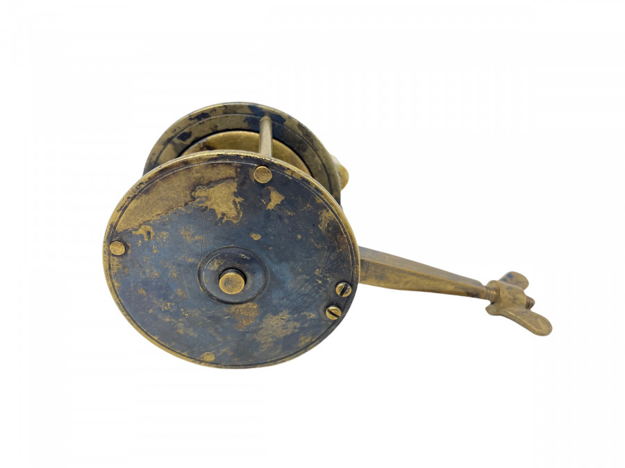 Sehr alte Messingrolle, mit Sporn zum Befestigen an der Angelrute, ca. 1800, Rollendurchmesser 57mm, Rollenbreite 39mm, Horngriff, toller Zustand