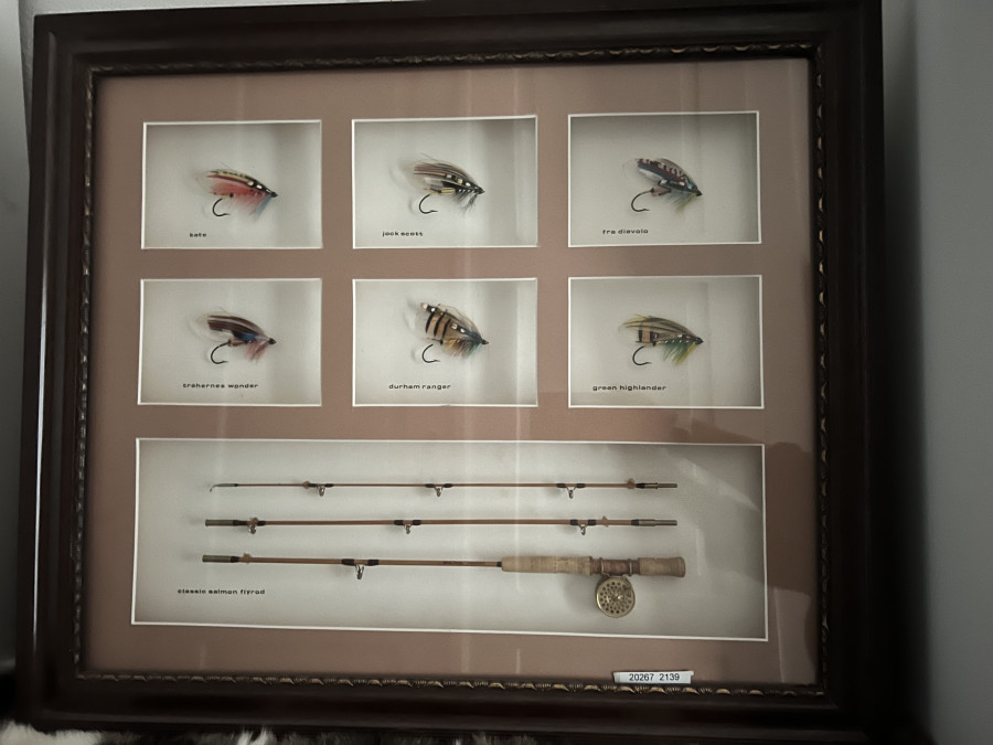 Gerahmtes Bild mit 6 Full Dressed Lachsfliegen (mit vielen seltene Originalfedern), gebunden von Joachim Niklas, einer Miniatur Lachsfliegenrute mit Rolle, 70x58 cm