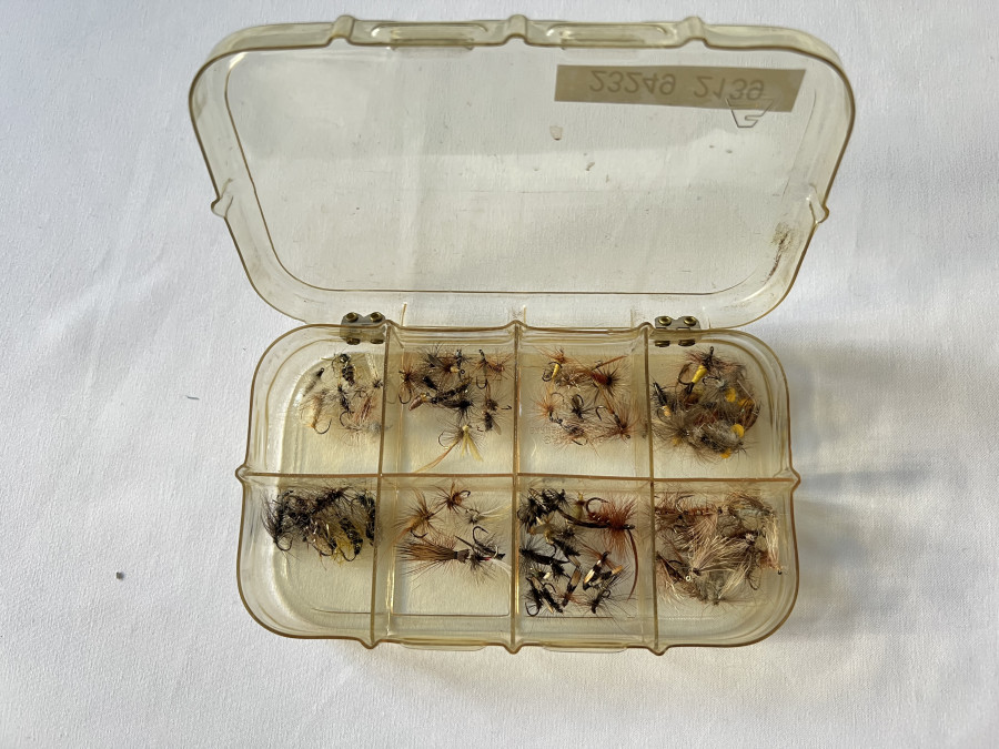 Sampo Fliegenbox mit 70 Trockenfliegen für Äschen und Forellen, ordentliche Qualität