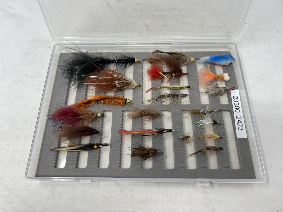 Fliegenbox mit geschlitztem Schaumstoff, 210x150x25mm und 20 Streamer