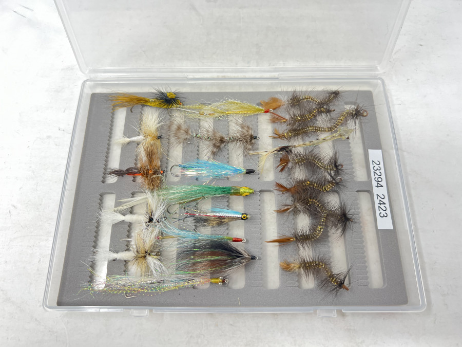 Fliegenbox mit 5 Wulff Fliegen und 17 Meerforellenfliegen, interessante Muster