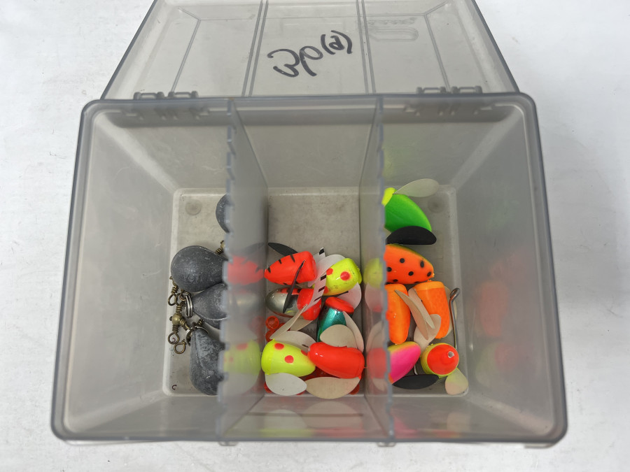 Kunststoffbox mit 12 Spin Clove und 4 Birnenbleie, 100 Gramm