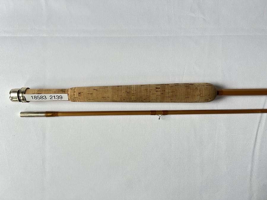 Gespliesste Fliegenrute, CC de France Taper, 2tlg., 2,30m, #5 Gewicht 106 Gramm, Neusilber Schubrollenhalter, Florkork, handgehobelt mit einem erfahrenen Rutenbauer in dessen Werkstätte, Futteral und Kunststoffrohr, Transportlänge 1200mm