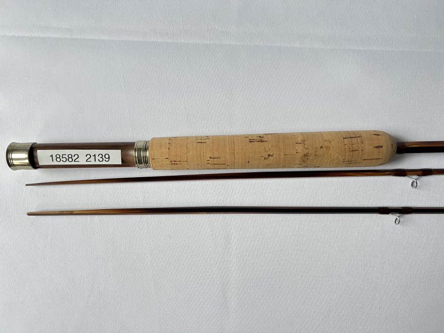 Gespliesste Fliegenrute, Chinesischer imprägnierter Blank, Dickerson Taper 2012, spliced, 2tlg. 2,15m #5, Reservespitze, Futteral und
Rutentransportrohr, mit Kunstleder bezogen, neu und ungefischt, Transportlänge 1250mm