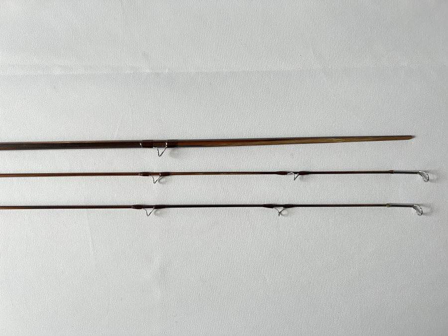 Gespliesste Fliegenrute, Chinesischer imprägnierter Blank, Dickerson Taper 2012, spliced, 2tlg. 2,15m #5, Reservespitze, Futteral und 
Rutentransportrohr, mit Kunstleder bezogen, neu und ungefischt, Transportlänge 1250mm