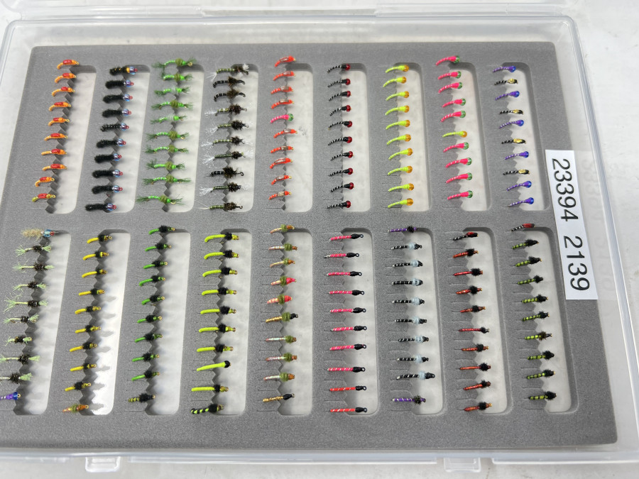 Kunststoff Fliegenbox, 210x150x20mm, geschlitzte Schaumeinlage, 180 Hegene Nymphen, Kamasan Haken, Grösse 14 - 20