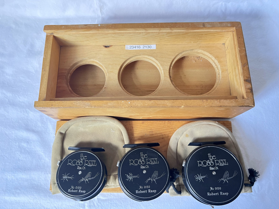 Trilogiy Set von Fliegenrollen the ROSS REEL, 'Etna, CA, No. 0150 mit Namenszug, graviert von Thomas Wölfle, München, im Holzkasten, 2 Rollentaschen, Gebrauchsspuren, jeweils mit Fliegenschnur, technisch top, Gebrauchsspuren