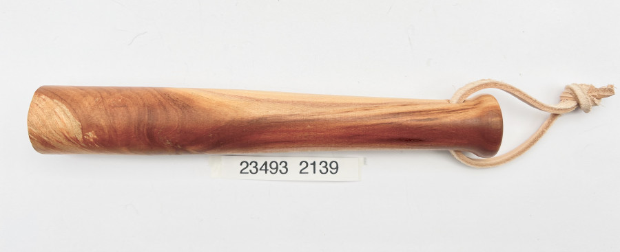 Fischtöter aus Hartholz, schön gedrechselt, Lederriemen, 175mm lang