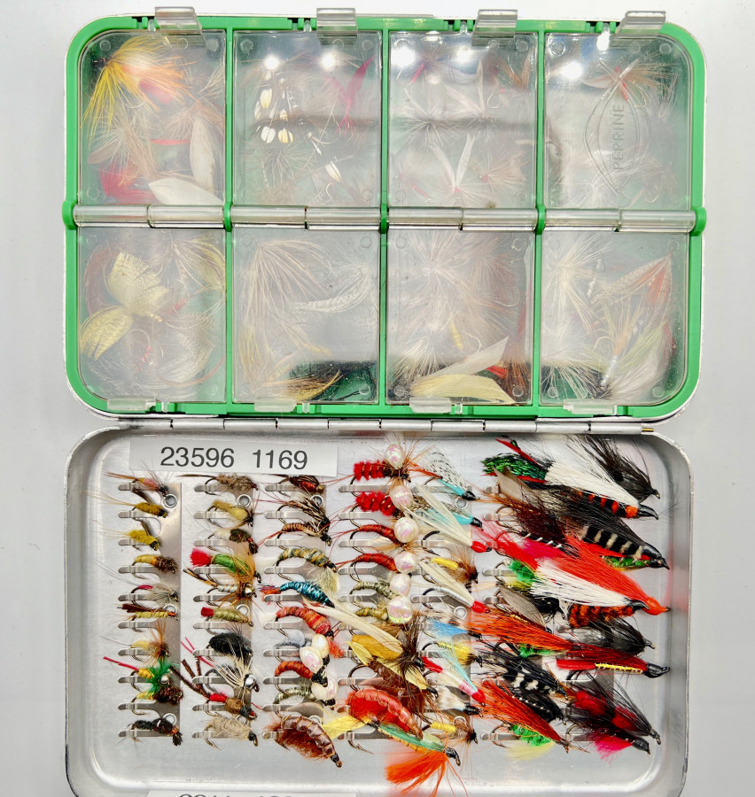 Alu Perrine Fliegenbox, 8 Springdeckelfächer und gesamt 142  Clips, beinhaltet 12 Maifliegen, 60 Trockenfliegen, 40 Nymphen, 30 Streamer, In TOP Zustand