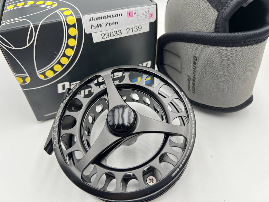 Fliegenrolle, Danielsson F3W 7ten, schwarz, Links- oder Rechtshand, Rollentasche, neu im Karton, ein wirklich Super Rolle