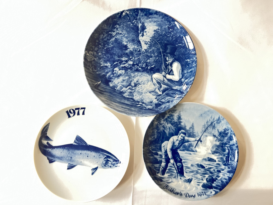 3 Porzellanteller, 24cm Durchmesser. Der Angler nach Carl Spitzweg (um 1837), 19,5cm Durchmesser. Original Fiske Platte Salmo Salarr, 977, Tove Svendson, 19,5cm Durchmesser. Father's Day 1971Royale Blue Winter China, Made in Germany