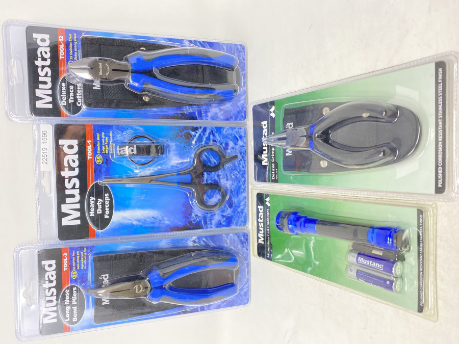 Mustad Werkzeugsortiment: LED Lampe, Sprengringzange, Hakenlösezange, Zange geschränkt, Seitenschneider, neu