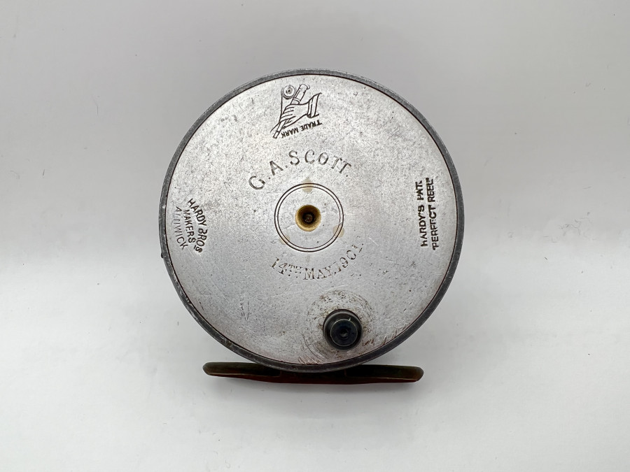 Fliegenrolle, Hardy Bros Makers Alnwick, Hardy Pat Perfect Reel, 14 Th May 1901, G.A.Scott, Rollendurchmesser 85mm, Rollenbreite 30mm, Rolle wurde umgebaut, Feststellschraube wurde ersetzt, Bremseinstellungschraube fehlt, die Rolle funktioniert einwandfrei, aber ungebaut, starke Gebrauchsspuren