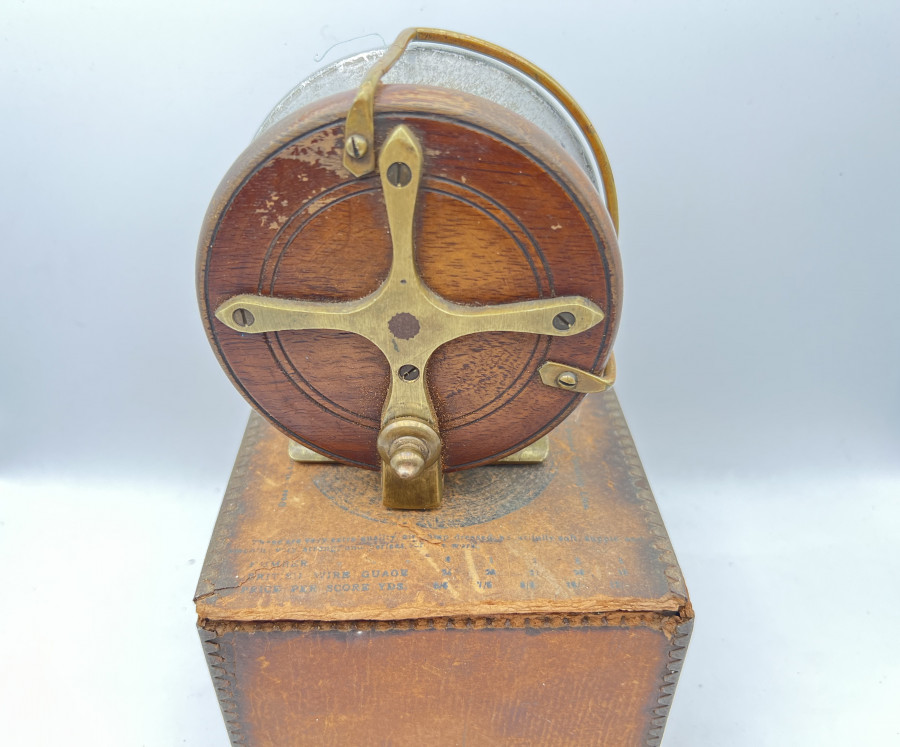 Hardy Silex Vintage Rolle, gemarkt Hardy 21073, Holz/Alu Spule, Rückenkreuz Messing, 2 Horngriffe, Schnurführungsring, ausschaltbare Knarre, in Hardy Lederbox (beschädigt), Rolle Gebrauchsspuren