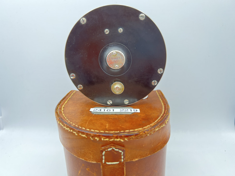 Lachsfliegenrolle, Edward vom Hofe Maker N.Y. 423, 6 - 0, Rollendurchmesser 110mm, Rollenbreite 60mm, Neusilber/Allu, Rechtshand, sehr starke Bremse, Knarre ausschaltbar, technisch sehr gut , Gebrauchsspuren, Lederrollentasche, Gebrauchsspuren, wunderschöne klassische S-Handle Rolle