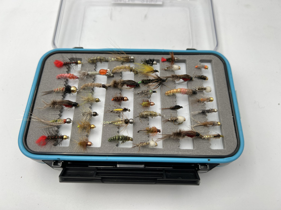 Fliegensortiment, Kunststoff Fliegenbox, 150x90x40mm,geschlitzte Schaumeinlage, mit 86 Trockenfliegen, Nymphen, Tungstennymphen, gute Qualität