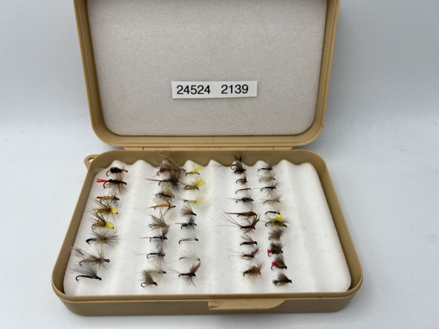 Fliegensortiment, Kunststoff Fliegenbox, 140x100x35mm, Schaumeinlage, gefüllt mit 83 Nymphen und Trockenfliegen, für Äsche und Forelle, ordentliche Qualität