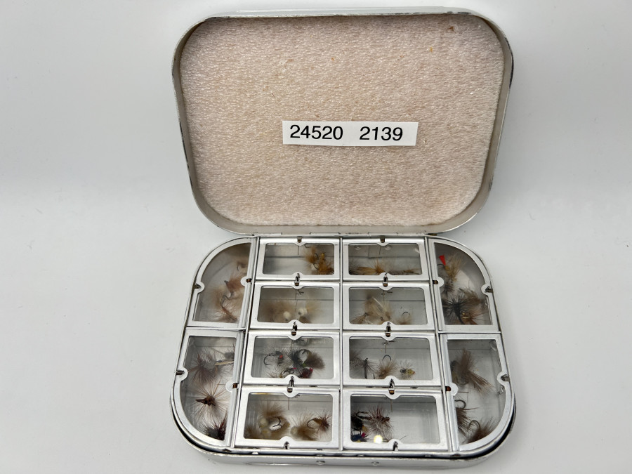Alu Fliegenbox, Richard Wheatley, 125x90x25mm, 12 Springdeckelfächer, Schaumstoff, gefüllt mit 60 Trockenfliegen für Äsche und Forelle, gute Qualität