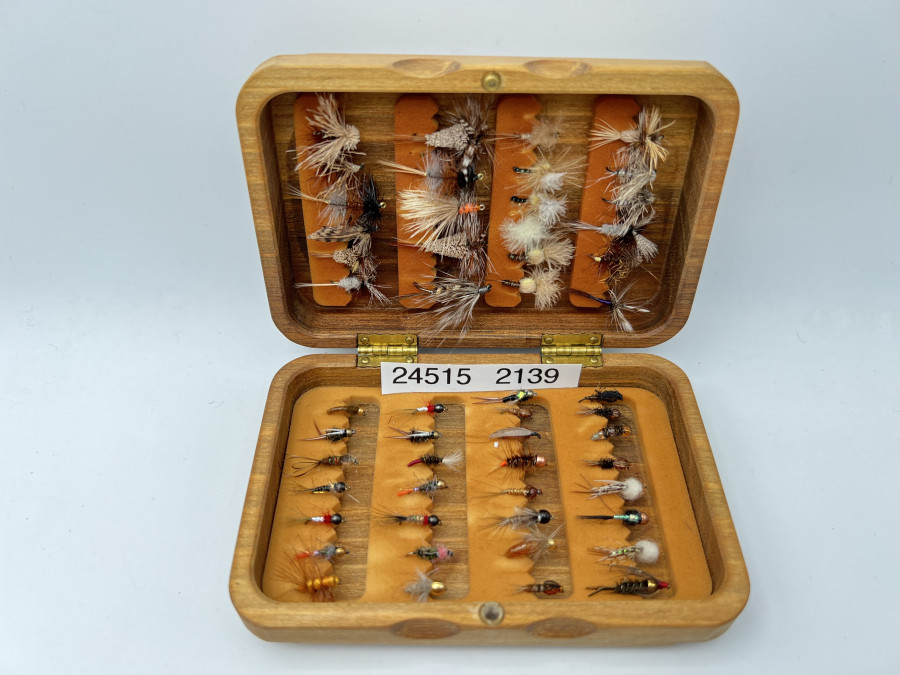 Holzfliegenbox, geschlitzte Schaumeinlage, mit 23 Trockenfliegen und 30 Nymphen für Äsche und Forelle, ordentliche Qualität