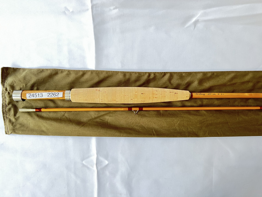 Gespliesste Fliegenrute, 50 Lang, handgefertigt von Reinhard Lang, 2tlg., 219cm, #4, von Hand gespaltene und gehobelte Bambusrohre (Arundinaria amabilis), Ringe mit Seide gewickelt, Florkork, schöner Holzrollenhalter, Futteral, Kunststofftransportrohr, neu und ungefischt, eine wunderschöne leichte Rute