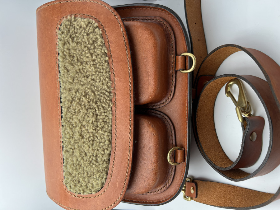 Anglertasche, hellbraunes Vollleder und Lammfell, Grösse 250x200x100mm, Lederberiemung, 2 Aussentaschen mit Alu Fliegendosen 155x90x28mm, wunderschöne Handarbeit eines Anglers, Made in Germany