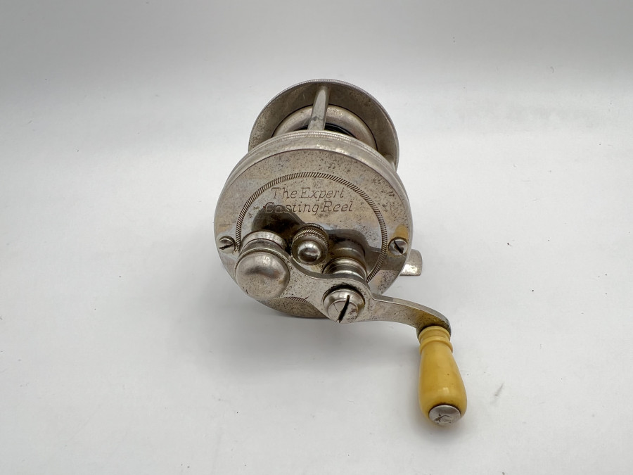 Vintage Multirolle, The Expert Casting Reel, Neusilber, Rollendurchmesser 50mm, Rollenbreite 55mm, Horngriff, ausschaltbare Knarre, mit alter Seidenschnur, Gebrauchsspuren