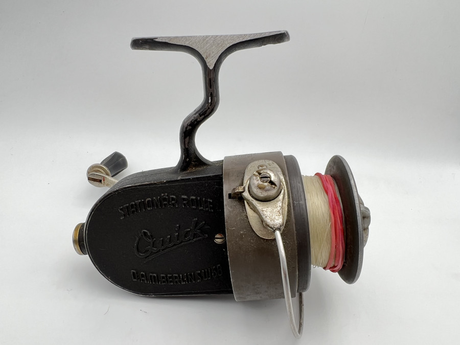 Stationärrolle, Quick DAM Berlin SW 68, Stationary Drum Bait Castings Reel, Made in Germany, auf Rollenfuß 016302, Bohrung im Rollenfuß, Gebrauchsspuren