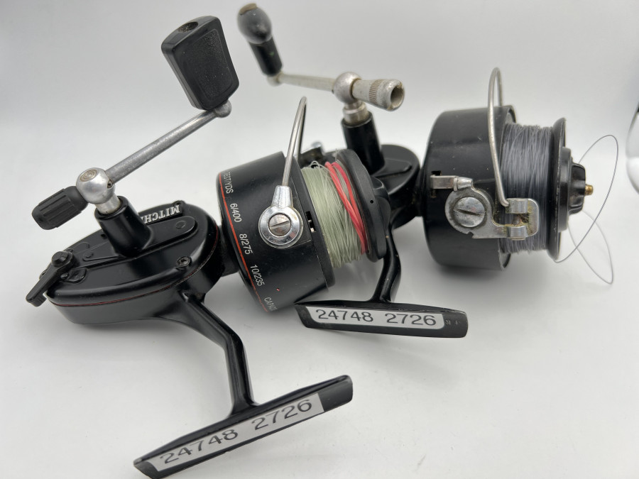2 Stationärrollen, Mitchell 305 und Mitchell 300A, jeweils mit Schnur, Gebrauchsspuren