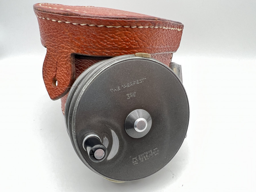 Fliegenrolle The Perfect 3 3/8, Made by Hardy Bros Ltd, England, mit Achat Schnurführungsring, Rechtshand, mit Fliegenschnur Fenwick DT 5 F, in handgefertigem Lederetui, Gebrauchsspuren dem Alter angemessen
