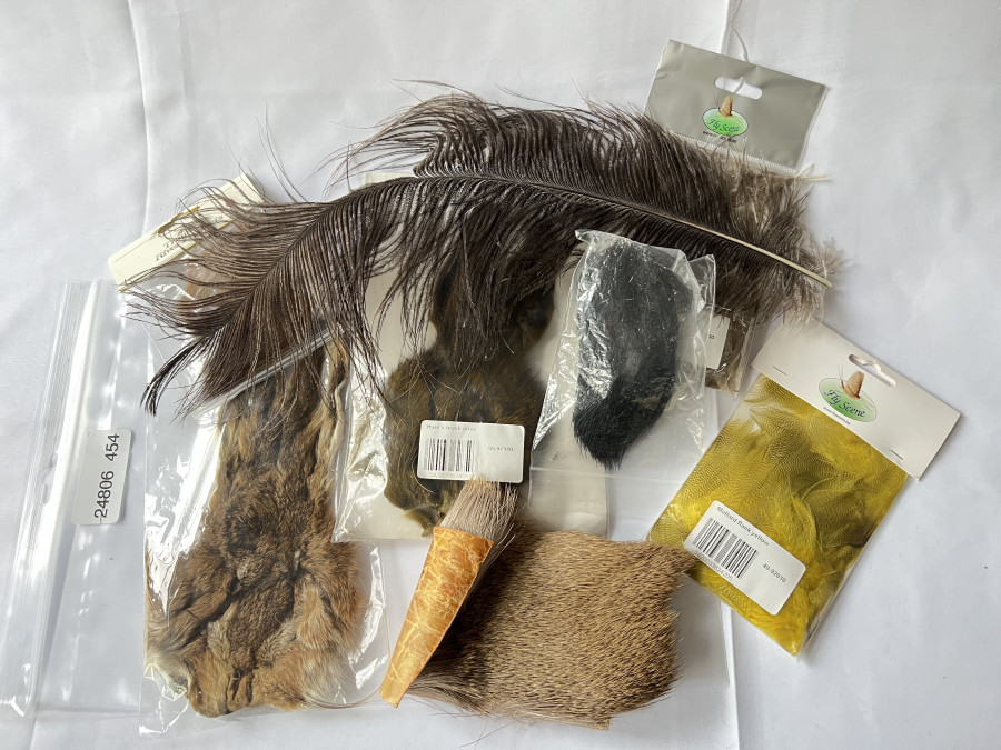 Bindematerial: 2 Hasenmasken, 3 Rehhaarstücke, Mallard Flank yellow und natural, Straussenfeder braun